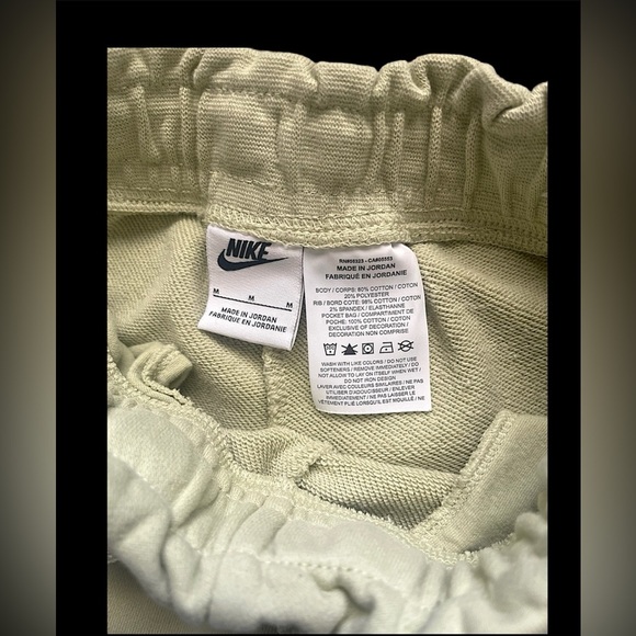 NIKE Olive Aura SPORTSWEAR CLUB FRENCH TERRY FLEECE SHORTS M standard fit girls - Picture 3 of 8